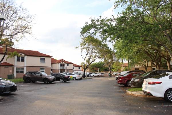 $2,075 / 2br - $2075 PRETTY 2B/2B IN CLUB QUARTERS (PEMBROKE PINES)64002013609217122