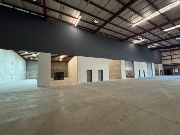 $4,995 / 5000ft2 - C-3 WAREHOUSE W/ 14' OVERHEAD DOOR & DOCK DOOR ACCESS (28TH AVENUE & INDIAN SCHOOL)64024823450497123