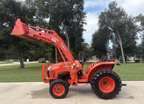 25Hp Kubota Tractor Shuttle 1
