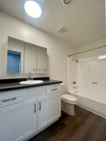 $2,725 / 2br - 962ft2 - Apartamento de 2 dormitorios y 2 baños con lavandería en el lugar en Ventura, CA! (Ventura)63800403128323123