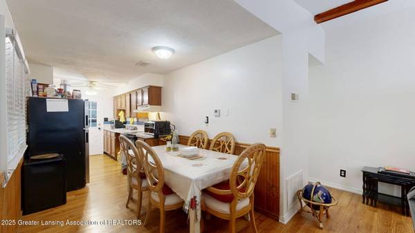 $1 / 3br - 933ft2 - "Techos abovedados, garaje enorme, patio impresionante: ¡una joya en Lansing que debe ver! (Lansing)64196987133825124