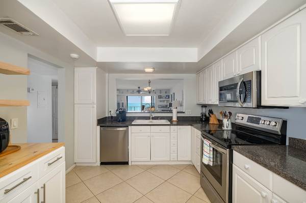 $3200.00 / 2br - 1187ft2 - Oceanfront with garage and all utilities included63923537150467121