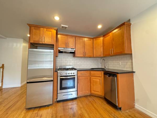 $3,988 / 2br - ¡SIN COMISIÓN! Departamento dúplex de 2.5 habitaciones con espacio al aire libre y lavadora/secadora en unidad!!! (Bed-Stuy/Marcus Garvey Blvd)63854479632385122