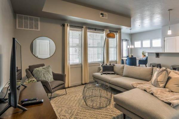 $1,719 / 2br - 1092ft2 - Walk in Closets, High Ceilings, Yoga-Flex Studio, Gas Range (Paramount)63981533306370122