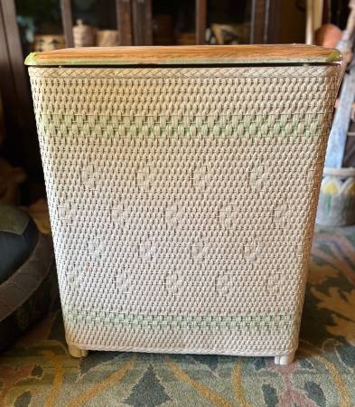 Vintage Wicker Clothes Hamper 1950-60 era - $10 (Vancouver Downtown)63471264104323120