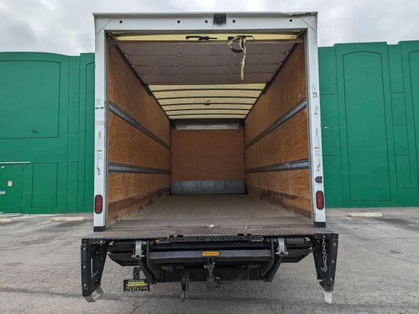 2012 Isuzu NPR 20FT - Photo 15