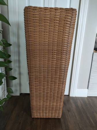 WICKER PLANT STAND 1