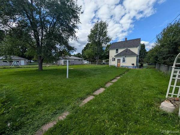 $75,000 2 BR, 1.5 BA Solid starter home MLS 50188225 (Caspian)64151609458307122