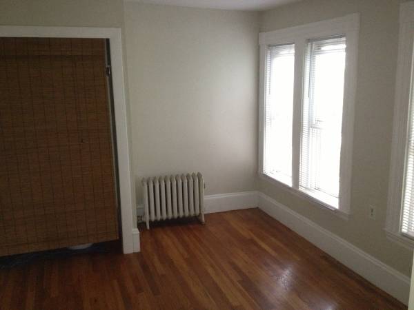 $1,000 / 3br - 1100ft2 - Room available October 1st near Ball Square (Medford)63655319333889121