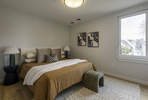 Modern 1BR Condo with Rooftop Deck & Elevator – Union Square, Somervil 1