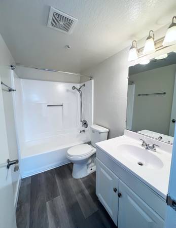 $2,050 / 1br - Covered Parking, Vinyl Flooring, Gas Range (Santa Ana)64035738242051124