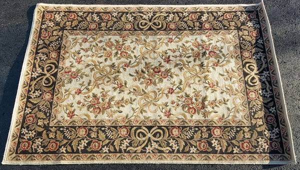 CLASSIC-STYLE AREA RUG (64" x 92") 1