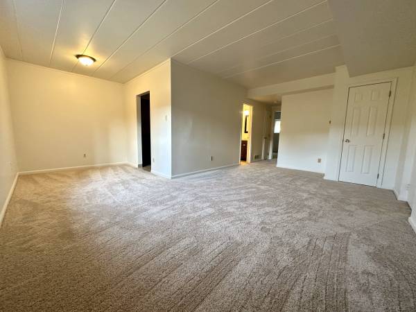 $925 / 1br - Inviting One Bedroom in Plum! Shared Laundry, Equipped Kitchen & More! (Plum / Boyce Park / Plum Borough / Monroeville)64013369215235122