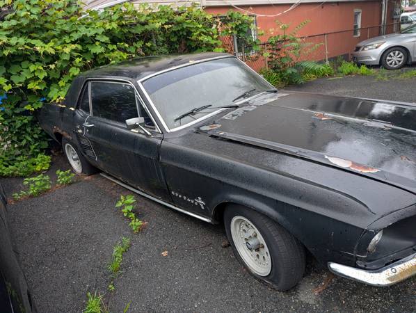 Cupé Ford Mustang de 6 cilindros del 1967 - $2,000 (Brooklyn)63614539117827124