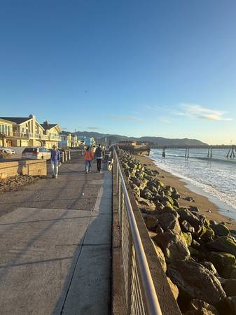 $2,900 / 2br - 610ft2 - 2  Bedroom House One Block to the Beach!  Pet OK (pacifica)64055523631875124