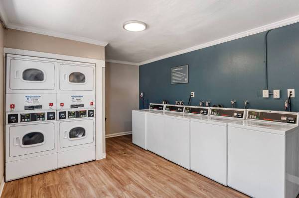 $1,035 / 1br - Celebrating Great Deals. See our One Bedrooms! (Poway)64037219612290120