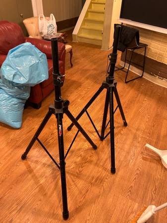 Speaker stands 1