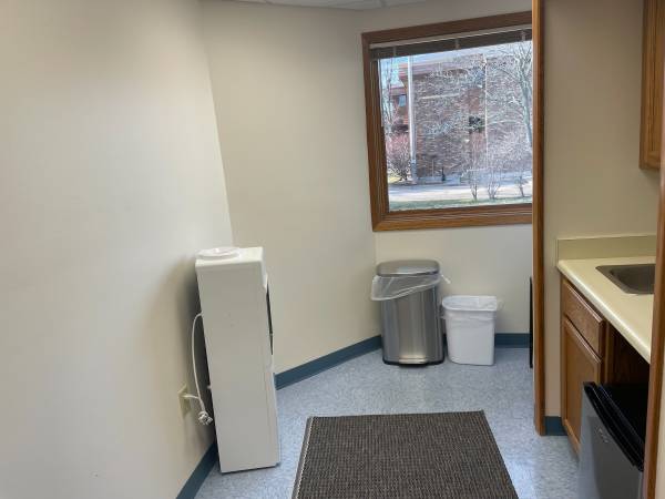 $1,100 / 777 pies cuadrados - Suite de oficina pequeña (5 oficinas privadas y fregadero) (Madison - Mineral Point Rd.)63406900305537123