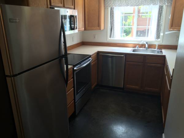 $2,000 / 2br - 860ft2 - 860sqFt/2br - Quiet MIL in NE Seattle W/D (Seattle)63866941990659120