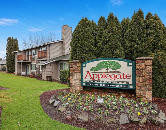 $1,850 / 3br - Amplio apartamento de 3 habitaciones que acepta mascotas con fácil acceso al MAX (SE Portland)63831327801347124