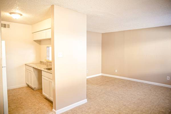 $1,750 / 3br - 1450ft2 - From Errands to Evenings, Life’s Easier Here. (Pasadena)63906681428227124