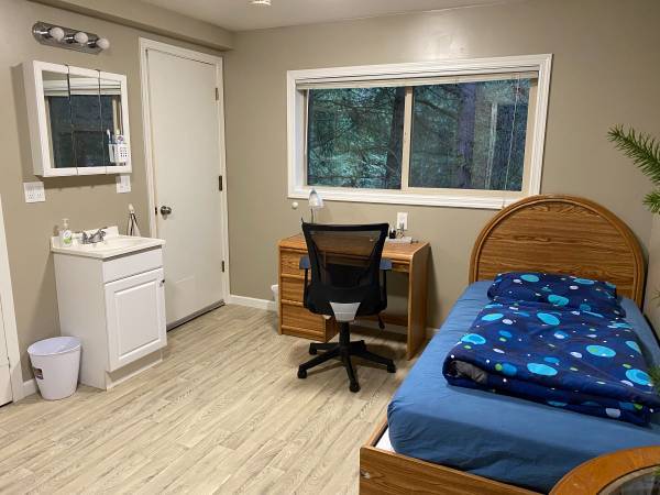$570 Room with bath and backyard access offered now (san leandro)63667872441091120