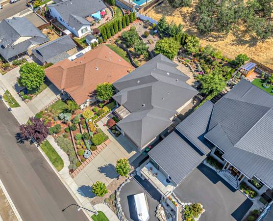 $775,000 / 3br - 2494ft2 - Single-level view home in the East Medford hills! 3BD/2BA+OFFICE (Medford)64192591066371121