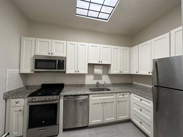$3,600 / 2br - 850ft2 - Two Bedroom in pre-war brick bldg - Back Bay (Boston \ Back Bay)63699276240771121