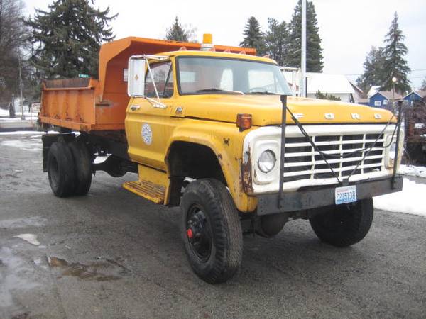 Camión volquete Ford F600 4x4 del 1975 con pala quitanieves - $12,000 (Waterville)63442458026755121