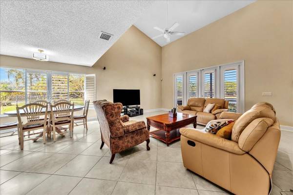 $8,700 / 4br - House with huge land and lake front (3279 Huntington)63906442748803123