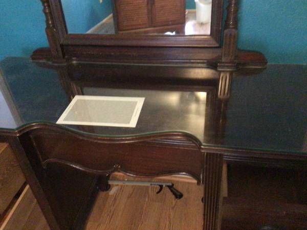 4 Drawer Dresser W/  mirror. - $55 (Houston)62946035152001124