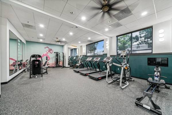 $1,567 / 1br - 630ft2 - Encimeras de granito, almacenamiento para bicicletas, spa para perros, centro de fitness (Vancouver)63672564825601122