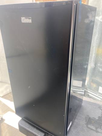 Refrigerator,new apartment/dorm, 3 cu ft,,blk,freezer,hlp dlvr 1