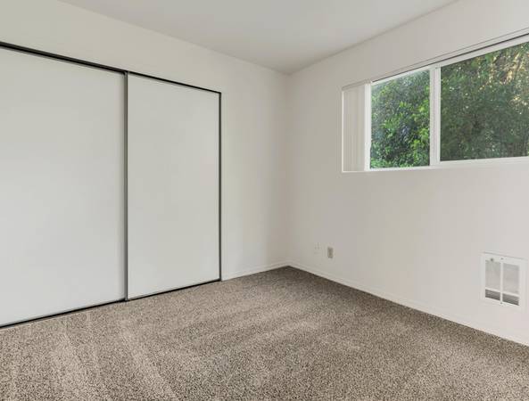 $1,400 / 2br - Pets Welcome in a Two Bed + Popular Nature Area - Extra Closet Space (Portland)63914739595138121