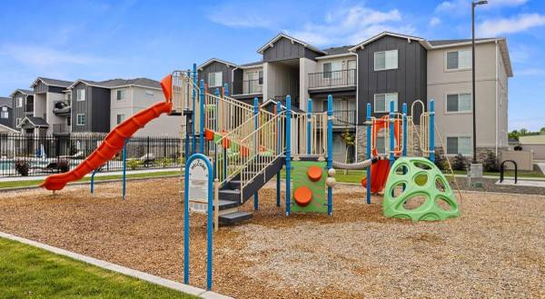 $1,625 / 2br - 1021ft2 - Gorgeous 2 BR Townhome-Walk-In Pantry & 1 Month Free! (Boise)63794993445379121