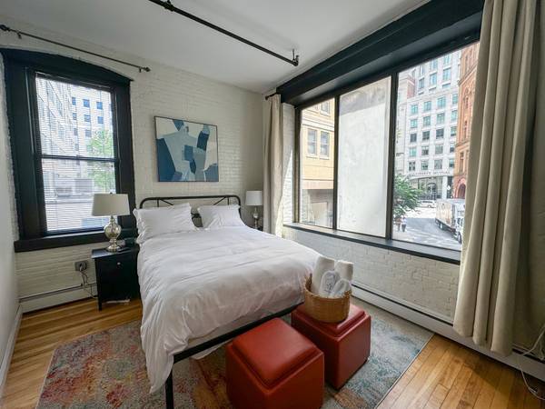$8,800 / 2br - Back Bay 2 Bed/1.5 Bath Furnished Gem | Near Back Bay Station (Back Bay)63699313896833124