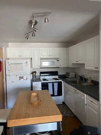 $3,550 / 2br - 700ft2 - Unidad esquinera de 2 habitaciones y 1 baño en piso superior con estacionamiento - ¡Disponible 23/9/2025! (Somerville, a pie de Gilman Sq Green line T)63620479955843122