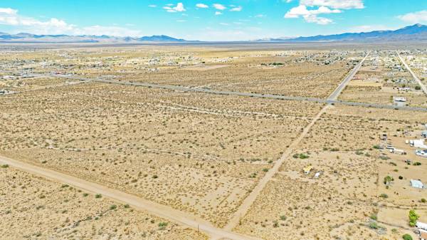 $1,500,000 Great Commercial Potential (Golden Valley, AZ)63667261212417121