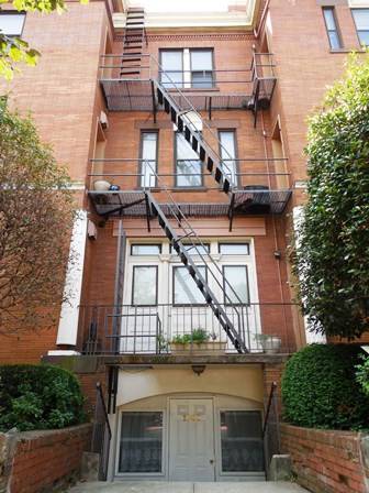 $1,595 / 390ft2 - Spacious Top Level DuPont Studio Available Mid-October! (1600 T Street NW #9)63896036493059121