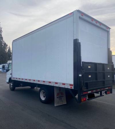 Camión Mitsubishi Fuso 2005 - $12,000 (Seattle)63654705854081123