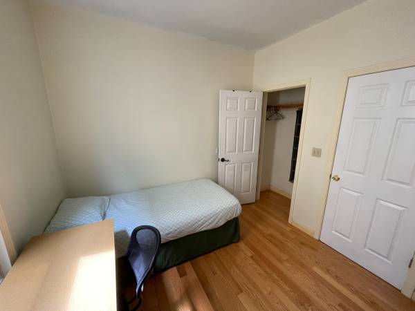$950 / 3br - Nice room in a renovated 3-bedroom apt near  orange and Green Lines (Somerville)63612005936643121