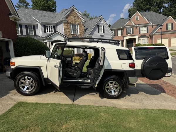 2014 Toyota FJ Cruiser 4X4 (White) - Adventure Ready and Fully Loaded - $28,00063620834172673122