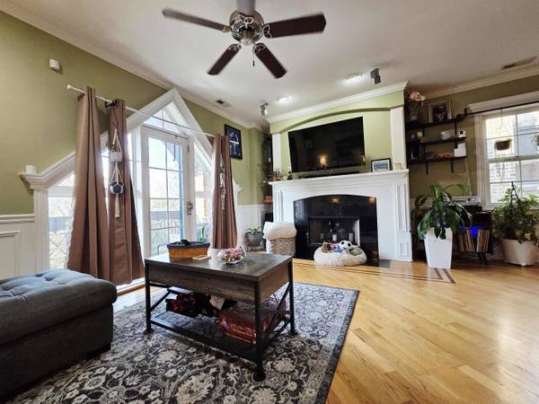 $2,995 / 3br - 1350ft2 - Penthouse 2-bath (furnished if desired) near Blue Line, w/garage, W/D (Old Irving Park)64041643857921121