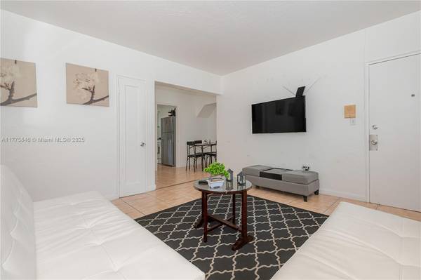 $230,000 / 1br - Charming 1Bed/1Bath condo with assigned parking space (Miami Beach)64049275419905123