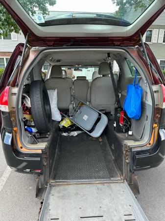 Toyota Sienna 2014 - $5,000 (FAIRFAX)63616364008835124