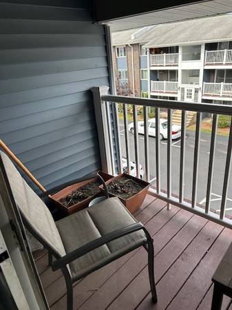 $1,950 / 1br - 650ft2 - Top floor apt with covered porch, modern kitchen & parking. **NO FEE* (Weymouth)63996407186562123