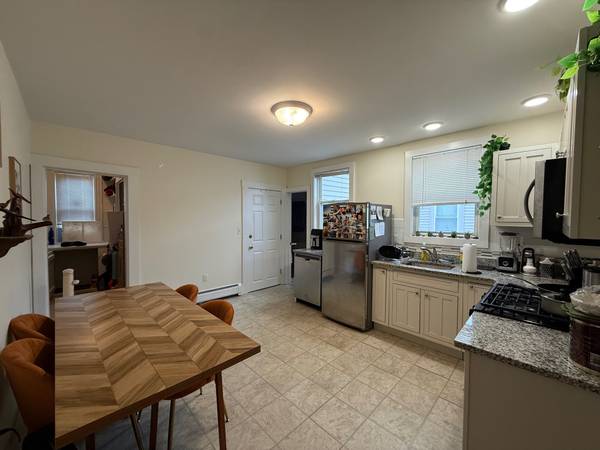 $2,450 / 1br - 700ft2 - Somerville/Davis Square 1 BR (Somerville \ Teele Sq. \ Davis Sq.)63699256323971124