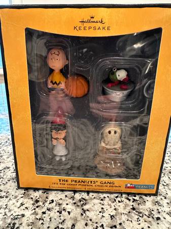 Halloween - Hallmark - Peanuts 4 Halloween Ornaments 1