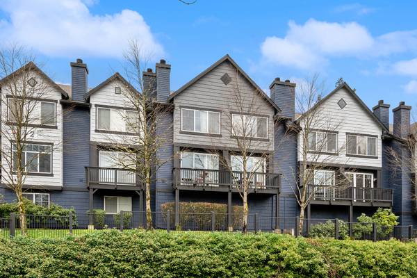 ✨Spacious Corner Unit! Fully Renovated w/ Garage! Free Rent!✨ 1