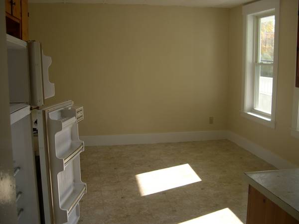 $850 / 2br - 111 Lake rd (Newport)63976980262786123